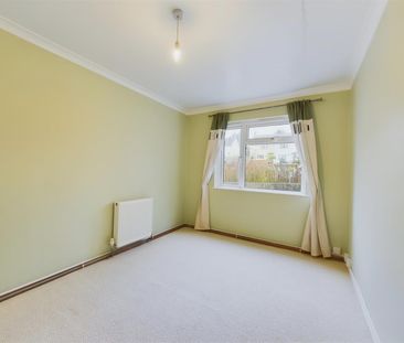 Two bed flat to rent in Trecarrell Close, Launceston, PL15 - Photo 2