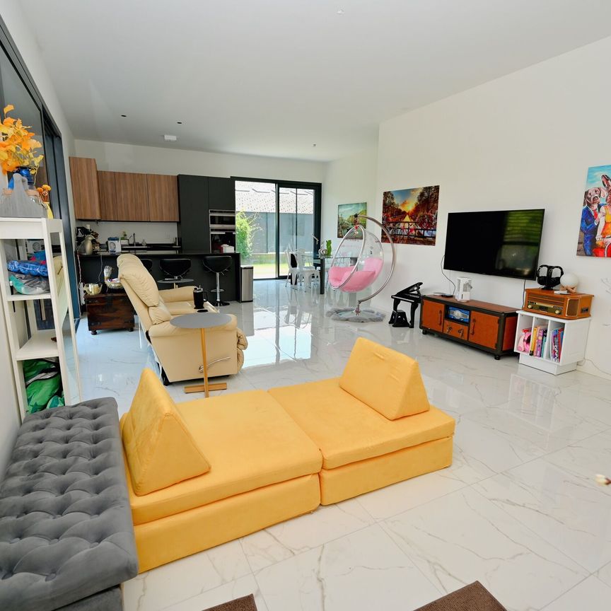 Modern Villa with Superior Standing Finishes and Garden - Photo 1