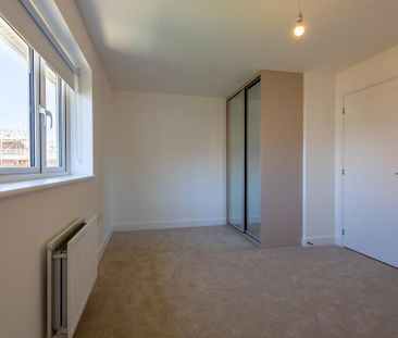 2 bedroom end of terrace house to rent - Photo 3