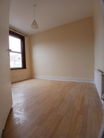 3 Bed Semi-Detached House, Perth Road, E13 - Photo 3