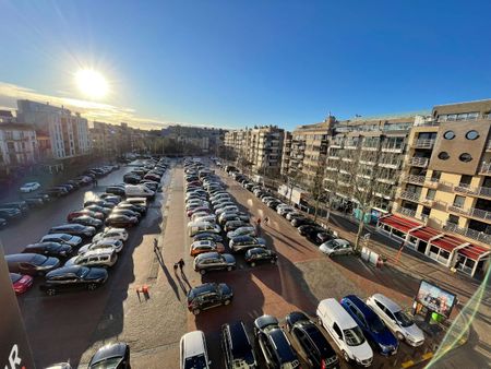 Heel ruim appartement met mooi zicht op de Grote Markt van Blankenberge - Photo 2