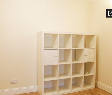 Room for rent in 5-bedroom apartment in Ballymun, Dublin - Photo 1