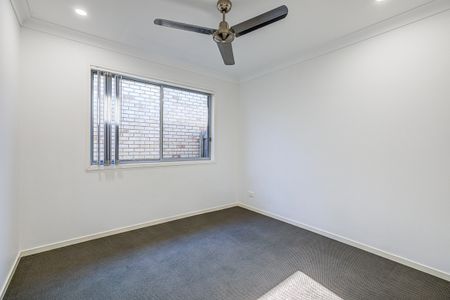 Lovely Family Home - Close to Schools - Photo 5