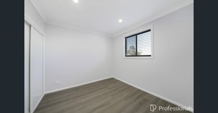 2 Bedroom Flat + Garaging! - Photo 4