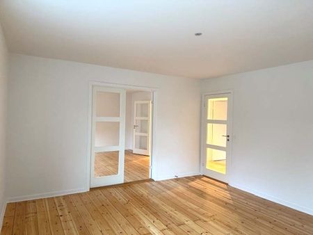 Skøn 4-værelses lejlighed med en god beliggenhed - Foto 4