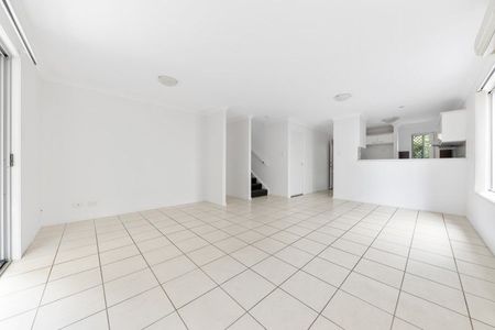 3-Bedroom Townhouse with Ensuite, Double Garage & Complex Pool - Photo 2