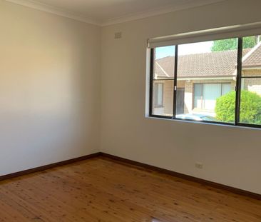 Spacious Two-Bedroom Villa with Lock-Up Garage - Photo 4