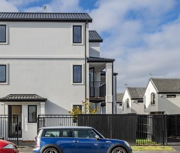Stylish Townhouse in Prime Location with Parking - Riccarton - Photo 5