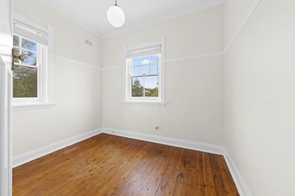 Sunny Two Bedroom Art Deco Apartment - Photo 1