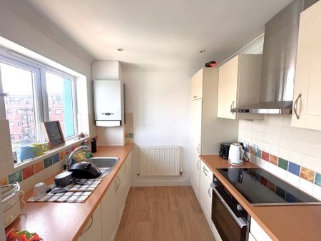 2 bedroom Second Floor Apartment to rent - Photo 5