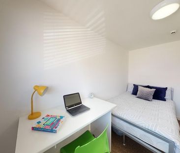 4 bedroom semi-detached house to rent - Photo 2