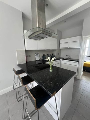 2 Bed Flat, Heath Street, NW3 - Photo 4