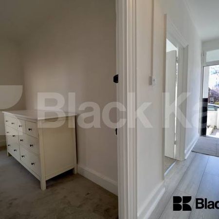 Bright & airy two bedroomed period conversion with charming patio garden - Photo 4