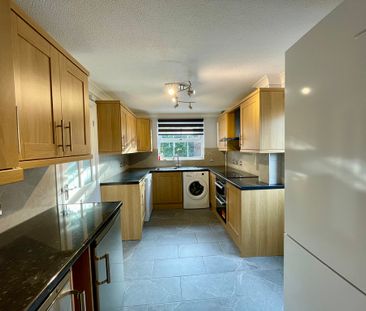 4 bedroom Detached House to let - Photo 3