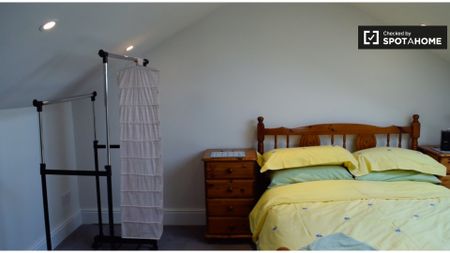 Cute room to rent in 4-bedroom house in Terenure, Dublin - Photo 2