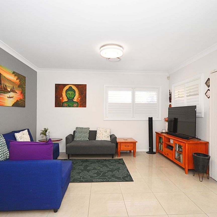 Beautifully Presented Single Level 3 Bedroom Duplex with Ducted Air Conditioning - Photo 1