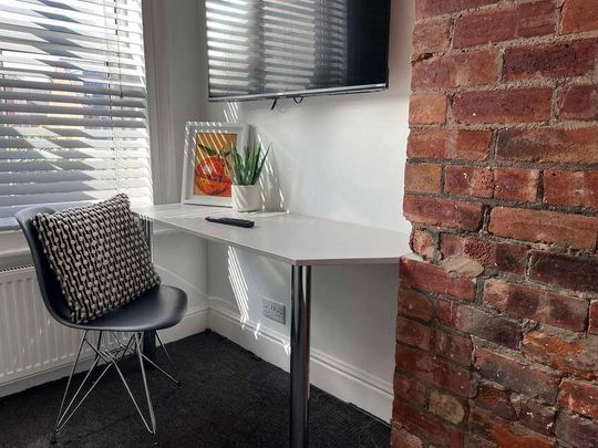 Scorer St // Bed & Bath // Available Now!, LN5 - Photo 1