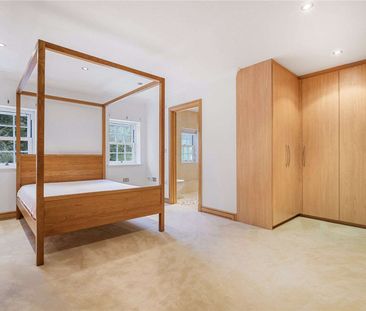 A wonderful family home situated on the prestigious Wentworth Estat... - Photo 4