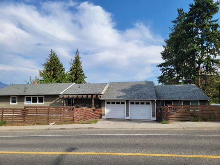 Beautifully Renovated 2-Bedroom Home - Photo 2