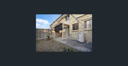 Spacious 2BR Townhouse w/ Study & Courtyard Living in Woodridge - Photo 3