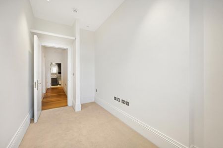 3 bedroom flat in Hortensia Road - Photo 2