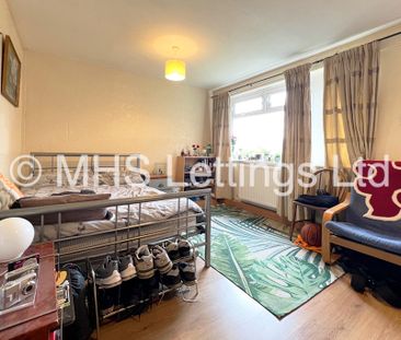 3 Bedroom Mid Terraced House for rent in St. Johns Close - Photo 2