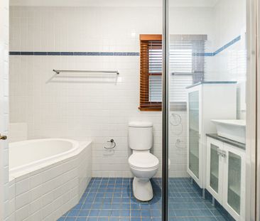 Charming Two-Bedroom Cottage with Leafy Outlook - Photo 4