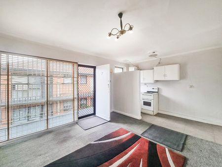 Convenient location - Photo 3