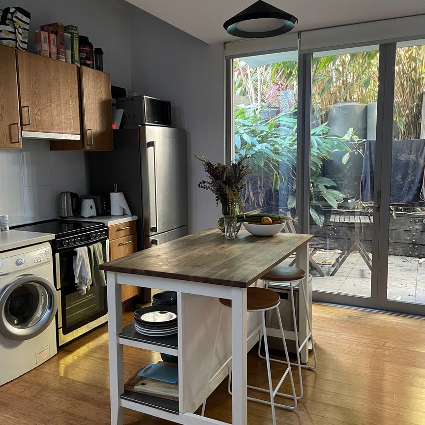 Chippendale - Photo 1