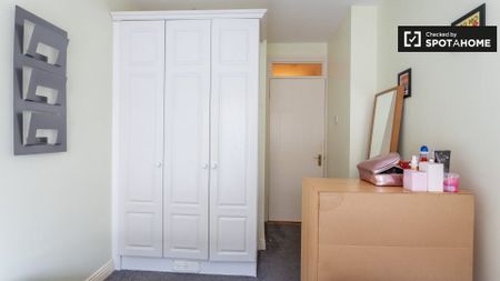 Bed in a twin room in a 2-bedroom flat in Silicon Docks - Photo 5