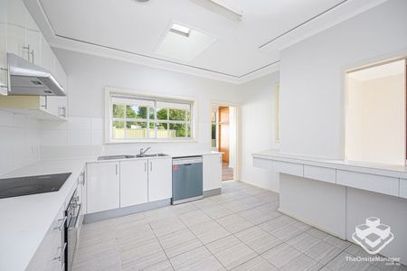 Stunning Family Home with Convenience at your Doorstep! - Photo 5