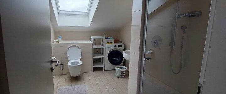 Schöne möblierte 2-Zimmer-Dachgeschosswohnung - Foto 1