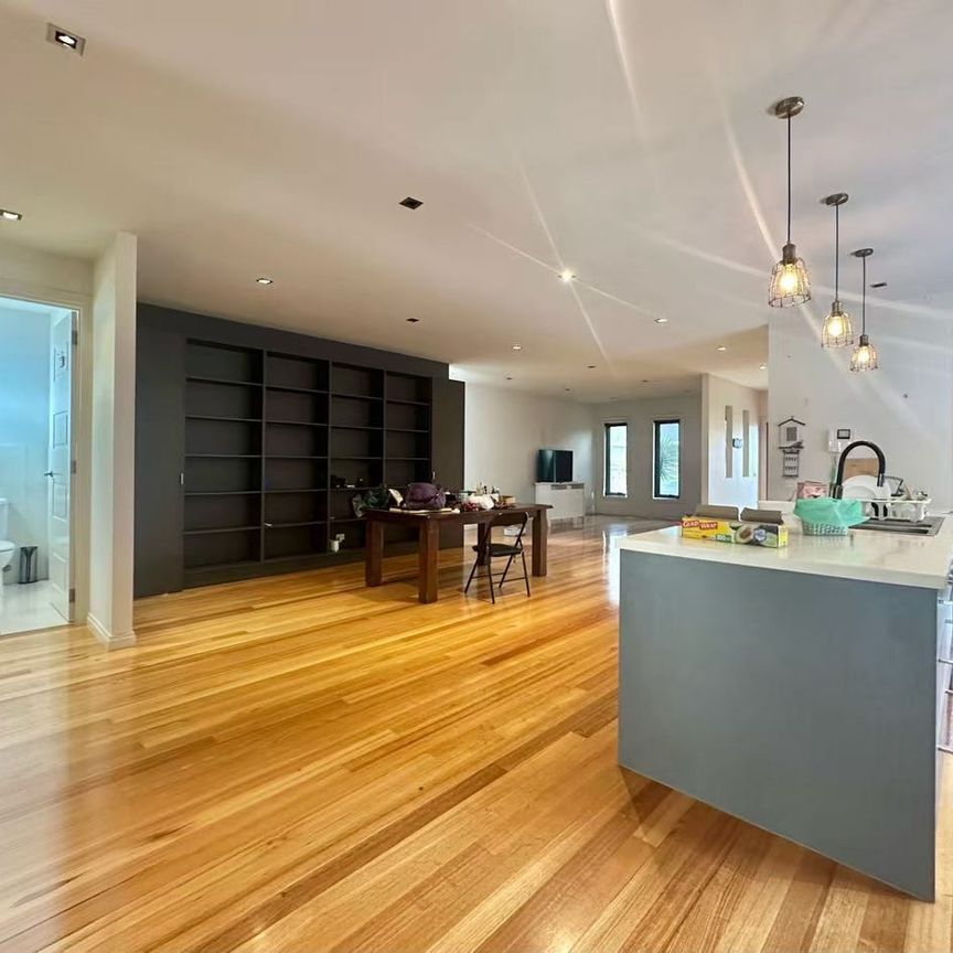 Fantastic Mulgrave double storey House for renting - Photo 1