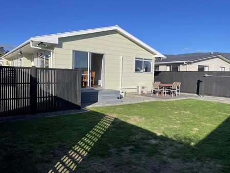 Two bedroom unit with fully fenced garden - Photo 3