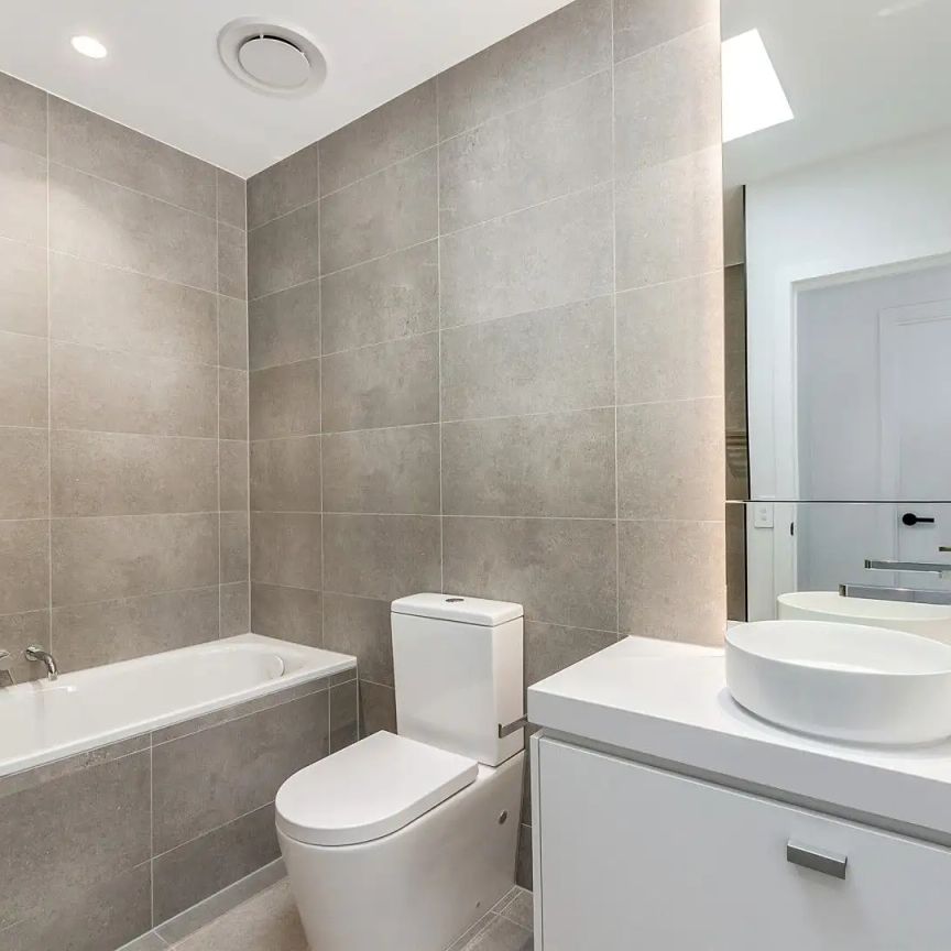 “Morden townhome in great central location!” - Photo 1