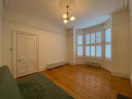 4 bedroom semi-detached house to rent - Photo 2