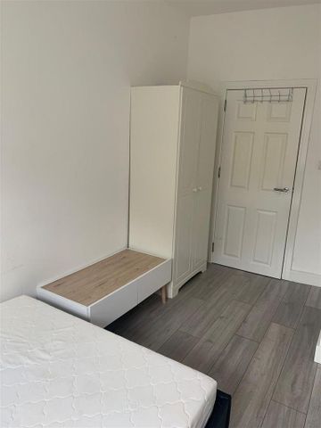 3 bedroom flat to rent - Photo 3