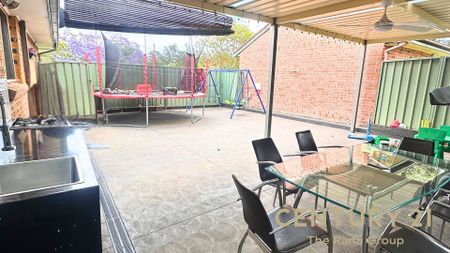 Spacious 3br House with 8.2kw Solar Panels, Gas Cooktop & Outdoor Kitchen Close to Penrith CBD - Photo 5