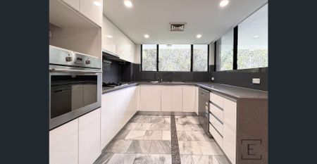 SUN DRENCHED RESIDENCE - Photo 2