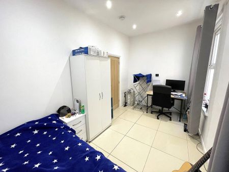 6 bedroom semi-detached house to rent - Photo 2