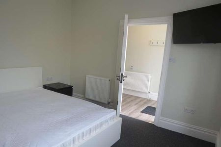 Bedroom Detached House In Bournemouth, BH9 - Photo 3
