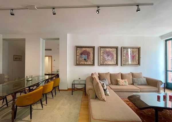 Apartamento amueblado de 3 dormitorios y 2 baños con patio en la Plaza de Cort, Palma.