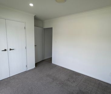 Modern Family Home in Flat Bush - Photo 1