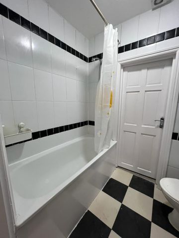 Ensuite room to let close to ilford station-£900 pcm - Photo 2