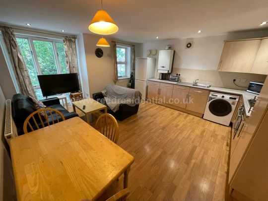 Castle Boulevard, Lenton, England - Photo 1