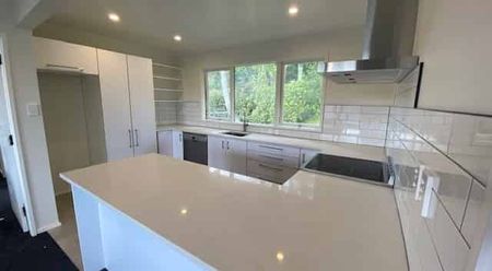 WELL PRESENTED 3X BEDROOM UPSTAIRS HOME: - Photo 5