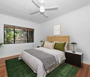 Beautifully Renovated Art Deco Apartment in Prime Location! - Photo 2