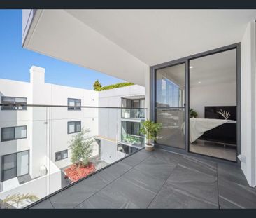 Spacious North Facing Apartment - Photo 6