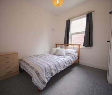Perfect location on Burton Road! Room 1 - Photo 2