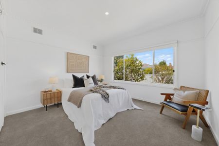 Beautifully Renovated 4 bedroom Family Home in Prime Oakleigh South - Photo 5
